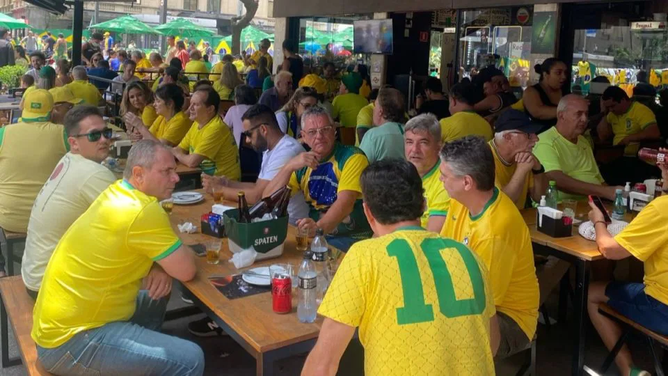 Nesse domingo (25), os comércios na avenida Paulista lotam com manifestantes que vão o ato em favor do ex-presidente Jair Bolsonaro (PL).
