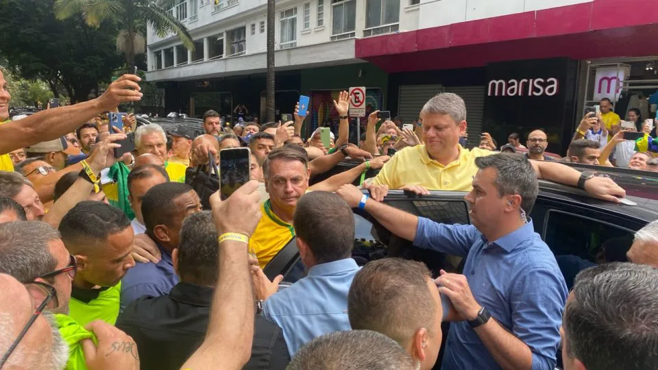 O ex-presidente Jair Bolsonaro (PL) chega em ato em seu apoio na avenida Paulista acompanhado do governador de São Paulo, Tarcísio de Freitas (Republicanos).