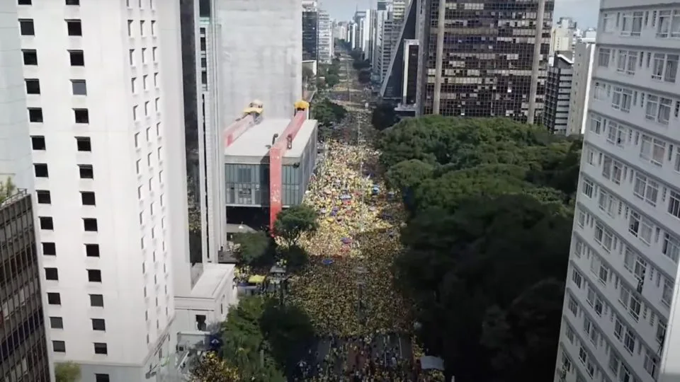 Manifestantes lotam Avenida Paulista para apoiar Bolsonaro