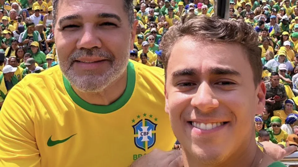 Os deputados do PL Marco Feliciano e Nikolas Ferreira posam para foto em manifestação