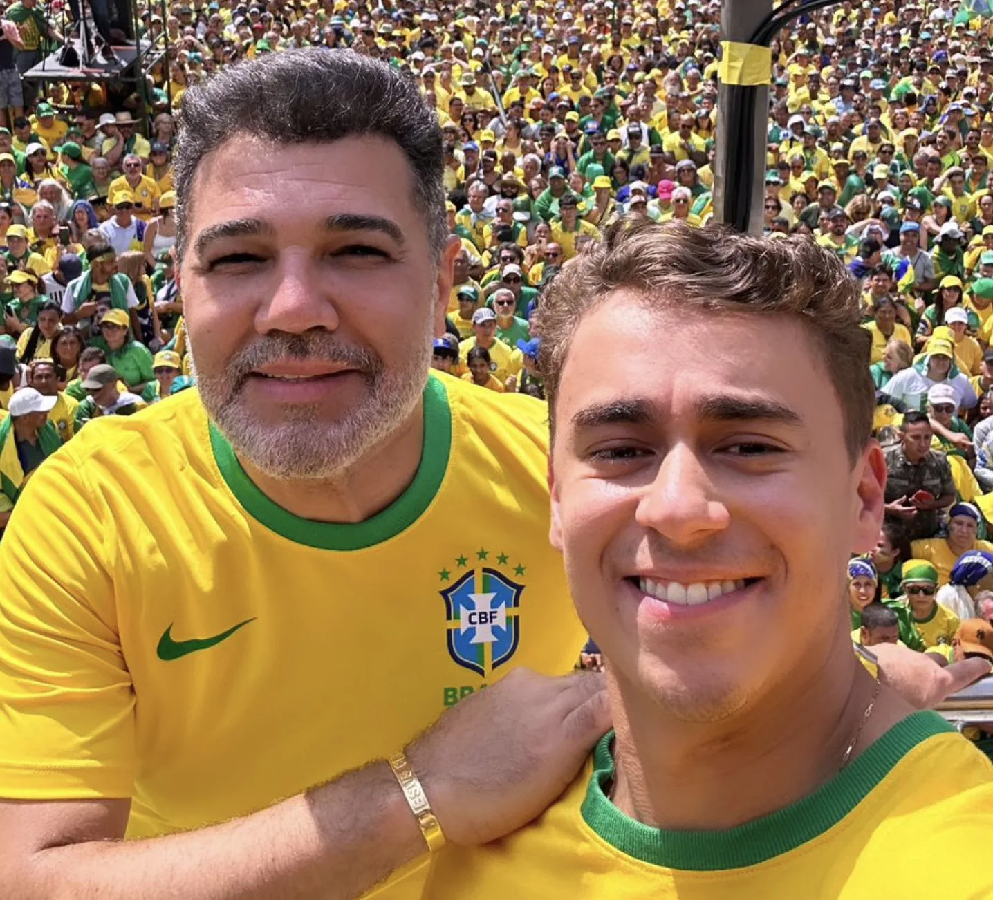 Os deputados do PL Marco Feliciano e Nikolas Ferreira posam para foto em manifestação