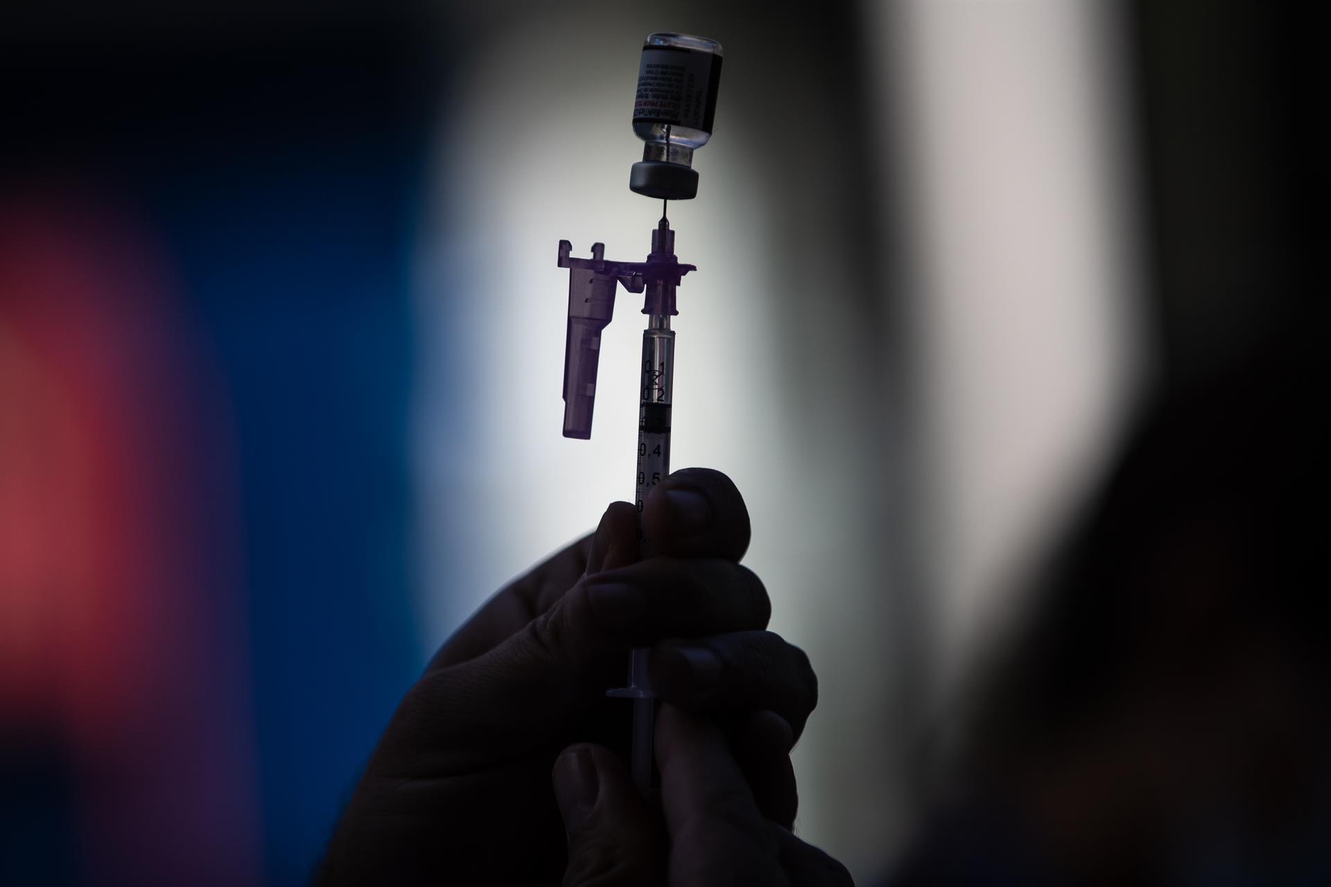 Análise de mais de 99 milhões de vacinados na revista científica Vaccine esclarece incidência de eventos adversos em vacinas Oxford, Pfizer e Moderna contra Covid.