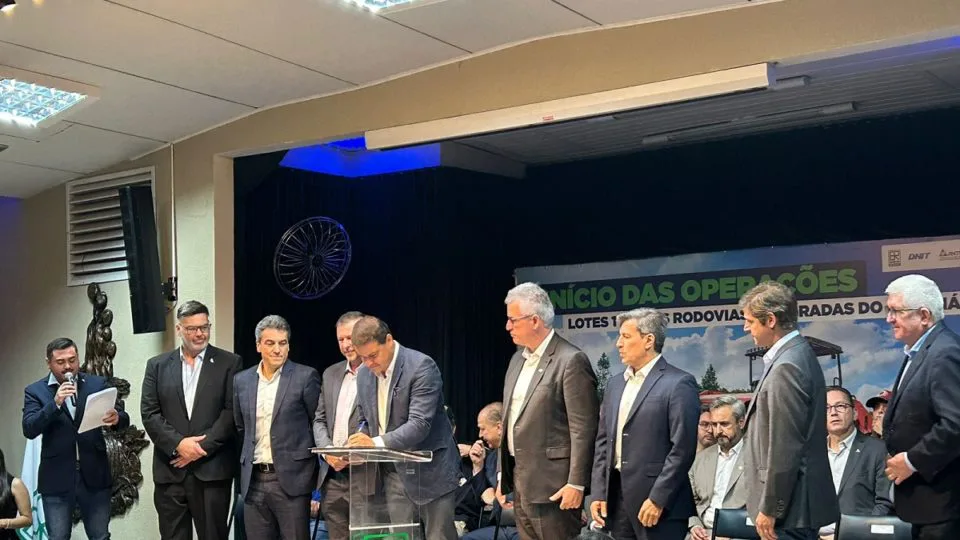 Evento de assinatura do início das operações do lote 1 e 2 nas estradas do Paraná, nesta segunda-feira (26).