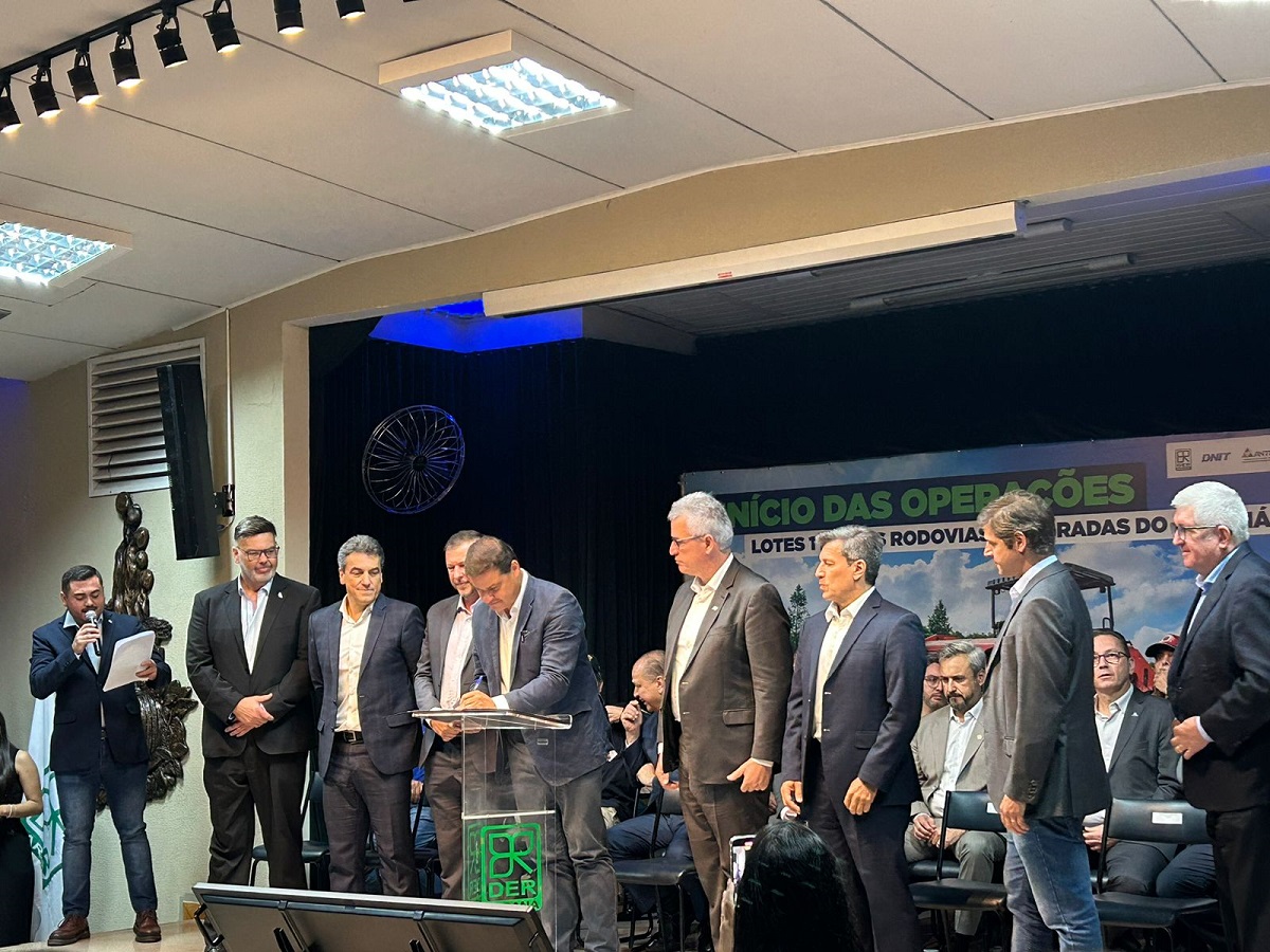 Evento de assinatura do início das operações do lote 1 e 2 nas estradas do Paraná, nesta segunda-feira (26).