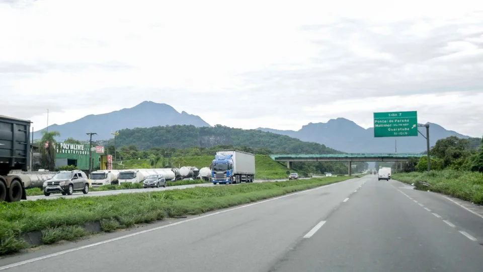 BR-277, em trecho da Serra do Mar, acumulou problemas e incertezas aos motoristas desde o fim da última concessão de rodovias, em novembro de 2021.