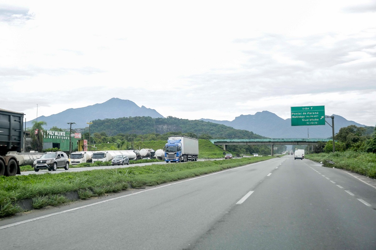 BR-277, em trecho da Serra do Mar, acumulou problemas e incertezas aos  motoristas desde o fim da última concessão de rodovias, em novembro de 2021.
