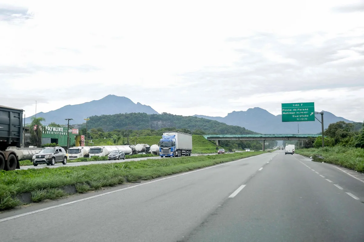 BR-277, em trecho da Serra do Mar, acumulou problemas e incertezas aos motoristas desde o fim da última concessão de rodovias, em novembro de 2021.