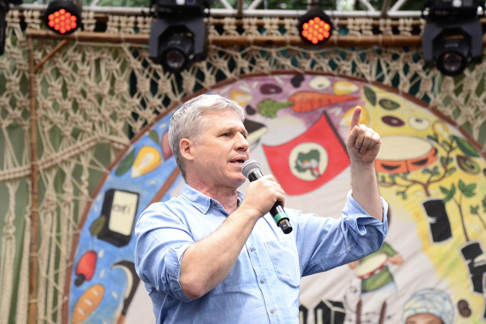 ONG ligada ao MST é investigada por irregularidades na promoção de evento que contou com a presença de ministros do governo Lula.