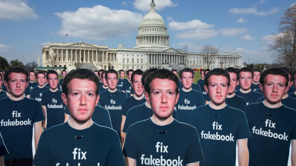 Foto de arquivo de 10 de abril de 2018 mostra figuras de papelão com a imagem do fundador e presidente do Facebook, Mark Zuckerberg, com camisetas que dizem “conserte o Facebook”, colocadas pelo grupo ativista ‘AVAAZ’ em frente ao Capitólio, em Washington (EUA).