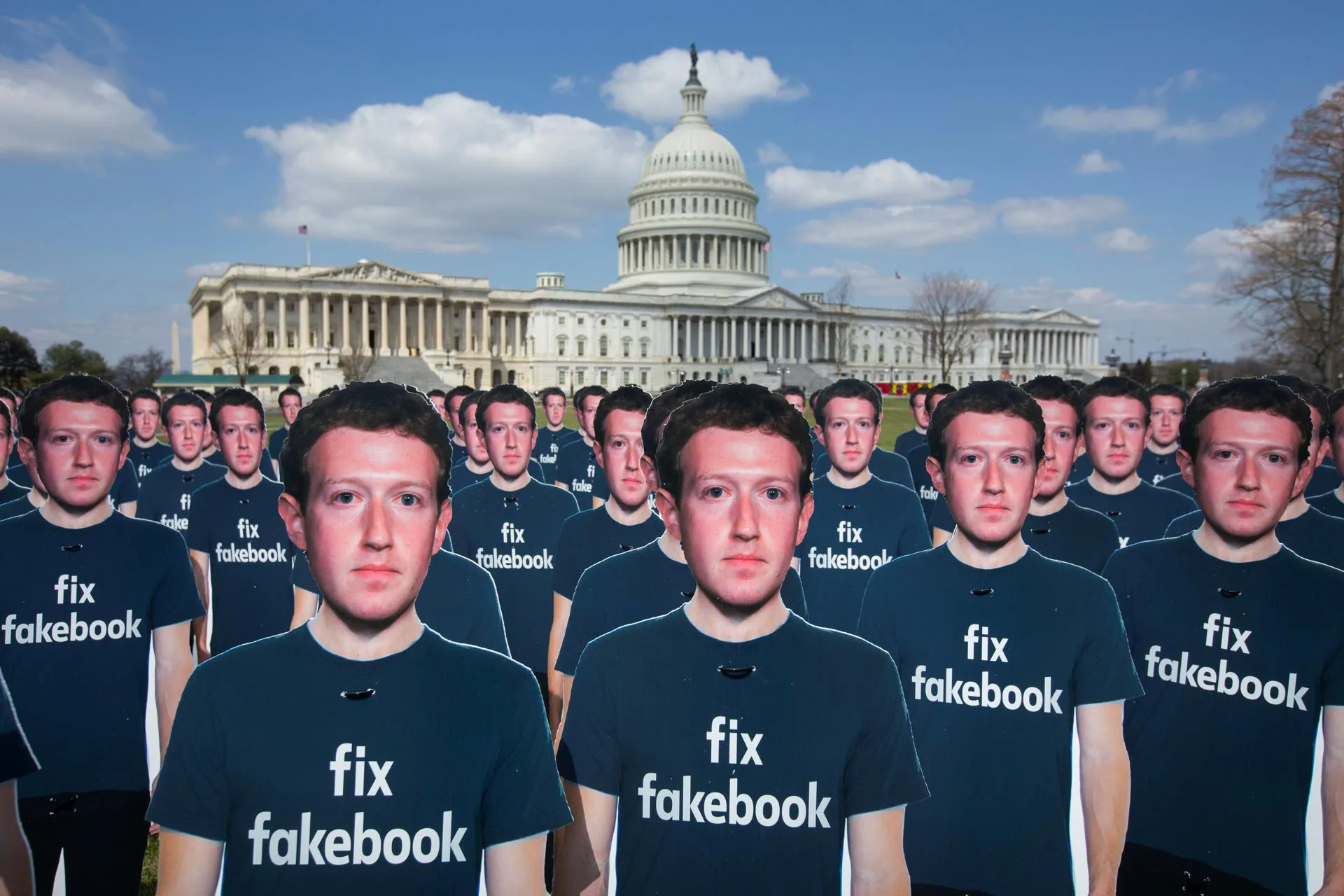 Foto de arquivo de 10 de abril de 2018 mostra figuras de papelão com a imagem do fundador e presidente do Facebook, Mark Zuckerberg, com camisetas que dizem “conserte o Facebook”, colocadas pelo grupo ativista ‘AVAAZ’ em frente ao Capitólio, em Washington (EUA).