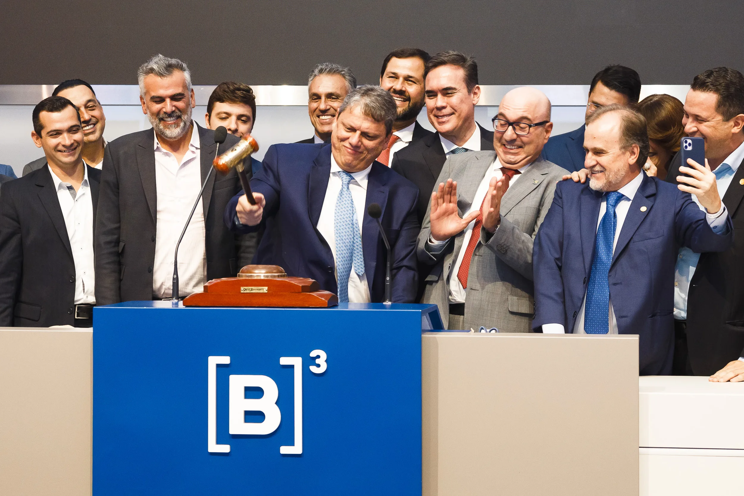 O governador de São Paulo, Tarcísio de Freitas (Republicanos), em leilão na B3.