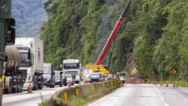 Para presidente do Setcepar, único acesso rodoviário ao porto de Paranaguá é "refém da chuva".