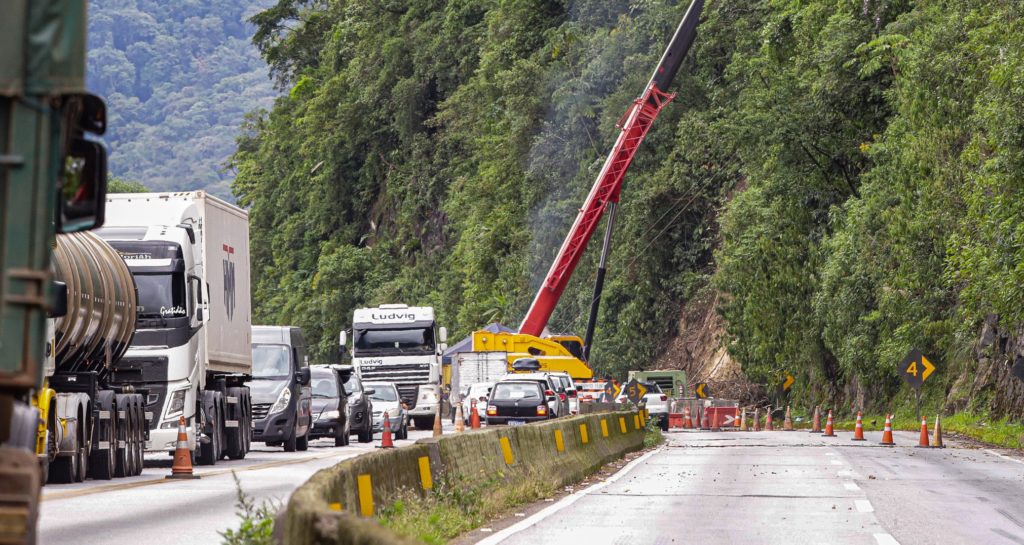 Para presidente do Setcepar, único acesso rodoviário ao porto de Paranaguá é &#8220;refém da chuva&#8221;.