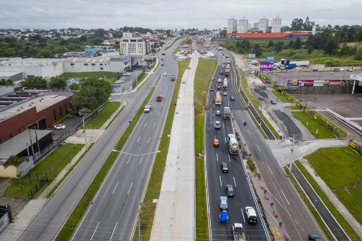 A Linha Verde, em Curitiba, é uma das obras esperada pela população, que tece críticas pela demora na conclusão.