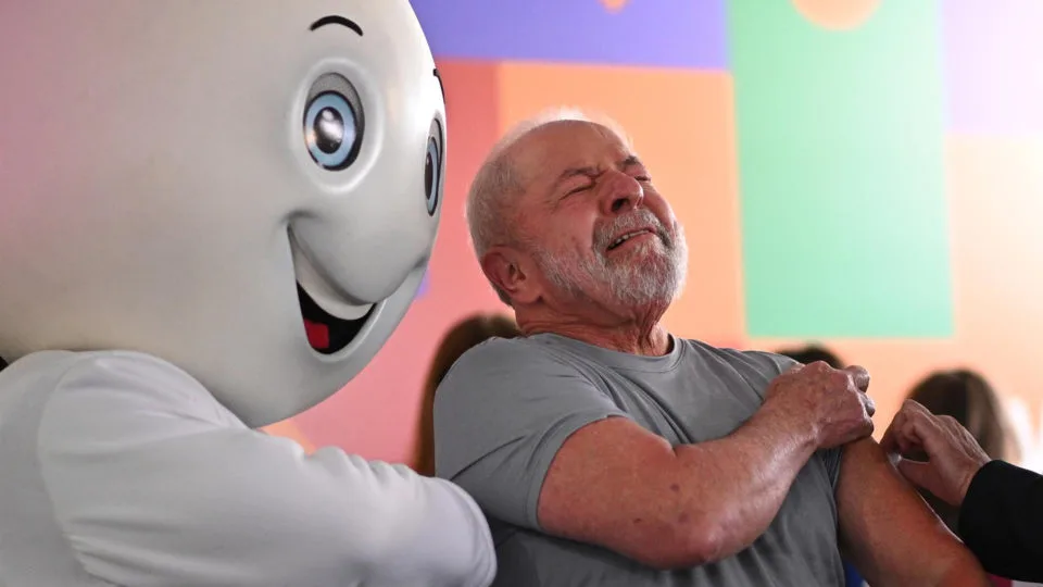 Lula tomando vacina