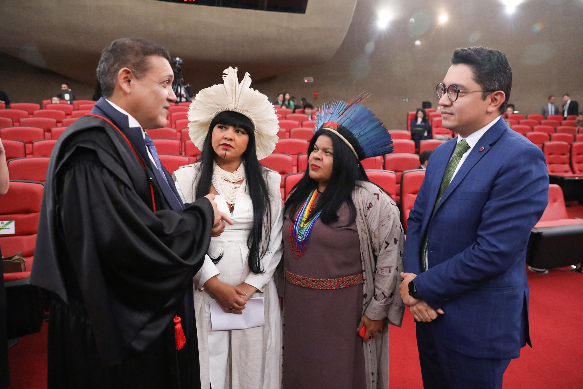 No plenário do TSE, deputada, ministra e secretário executivo indígenas conversam com o relator do caso sobre as cotas indígenas