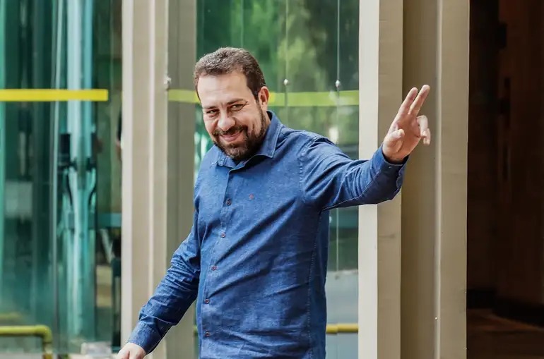 Guilherme Boulos (Psol) lançará jornal online para criticar ações do prefeito Ricardo Nunes (MDB).