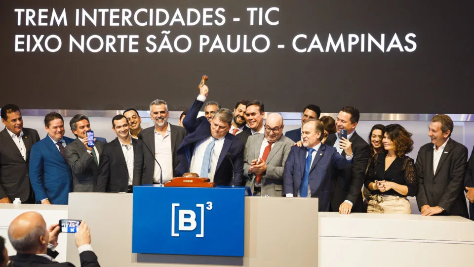 O governador de São Paulo, Tarcísio de Freitas (Republicanos), no leilão do Trem Intercidades Campinas, realizado na B3 na última quinta-feira (29)