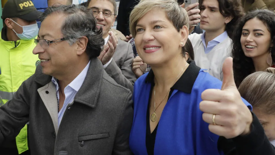 O presidente da Colômbia, Gustavo Petro, e sua esposa, Verónica Alcocer, durante o dia de votação do segundo turno presidencial, em 19 de junho de 2022, em Bogotá, Colômbia. Os elevados gastos e o poder incomum da primeira-dama colombiana, Verónica Alcocer, tornaram-se um problema para o presidente Gustavo Petro, que assumiu o cargo com promessas de mudança e austeridade que são manchadas pelas ações de sua esposa.