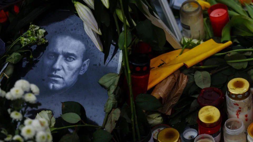 Foto mostra o líder da oposição russa, Alexei Navalny, entre homenagens do lado de fora da embaixada russa em Berlim, Alemanha, 21 de fevereiro de 2024.