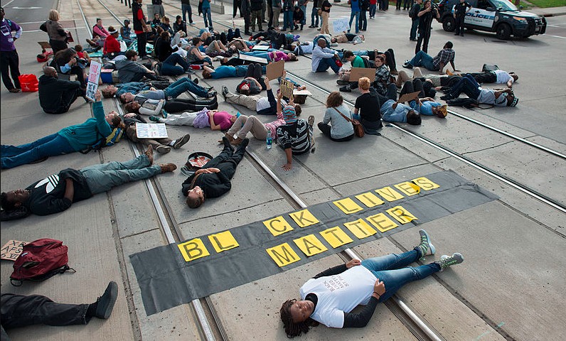 Manifestantes do movimento Black Lives Matter protestam no estado americano do Minnesota, em 2015.