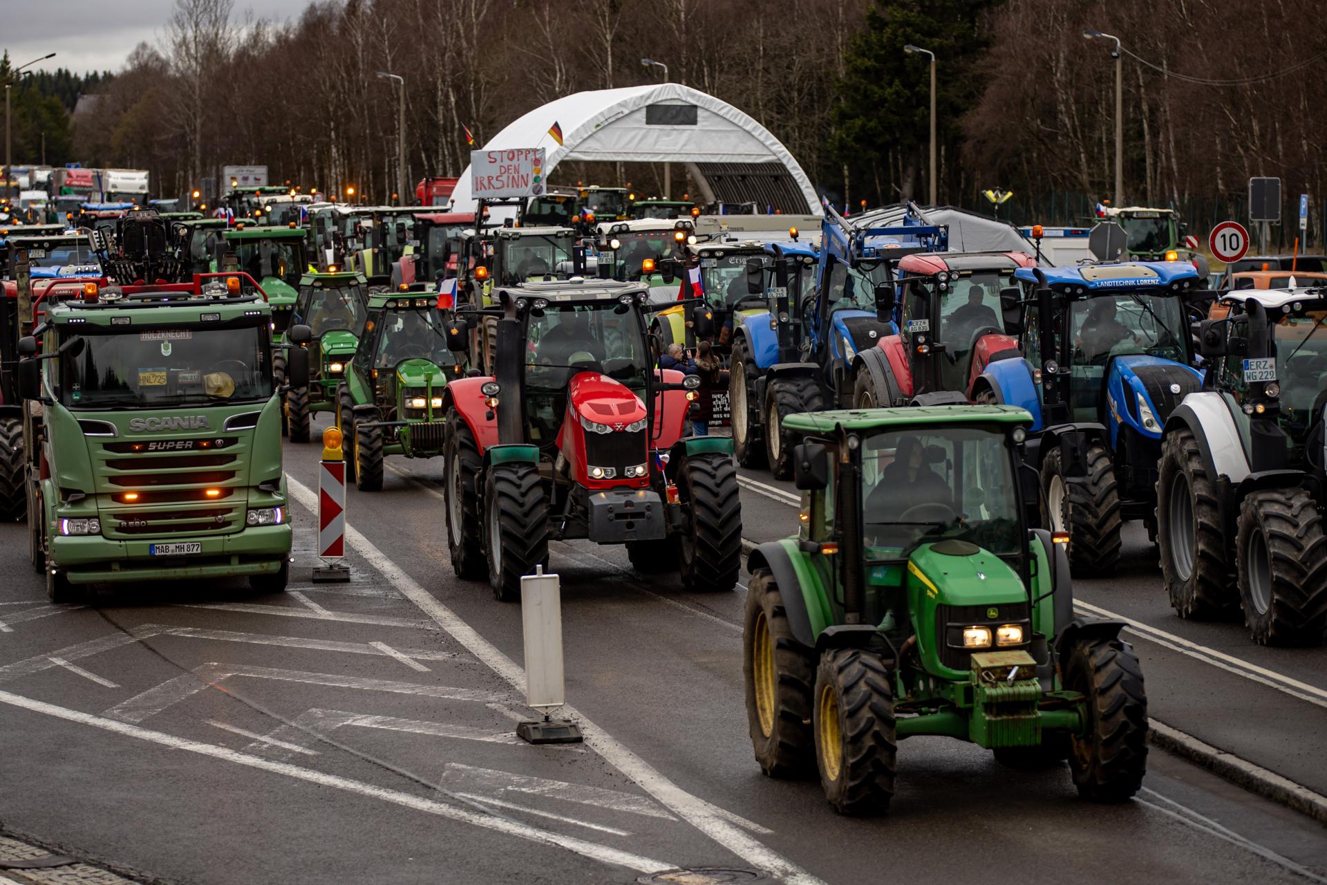 Agricultores checos partem depois de se juntarem aos alemães e bloquearem uma estrada, durante um protesto na fronteira entre a República Checa e a Alemanha, no dia 22 de fevereiro de 2024.