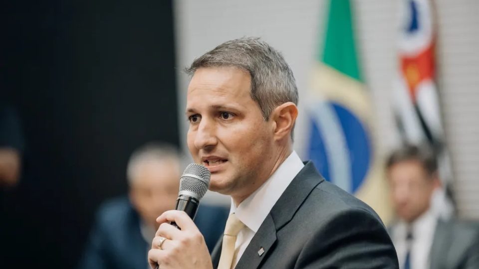 Guilherme Derrite volta a criticar uso das câmeras corporais.