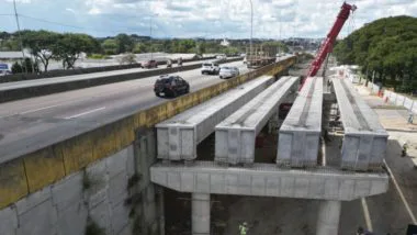 Longarinas de sustentação foram instaladas no Viaduto do Tarumã para suportar o tráfego após a ampliação da estrutura.