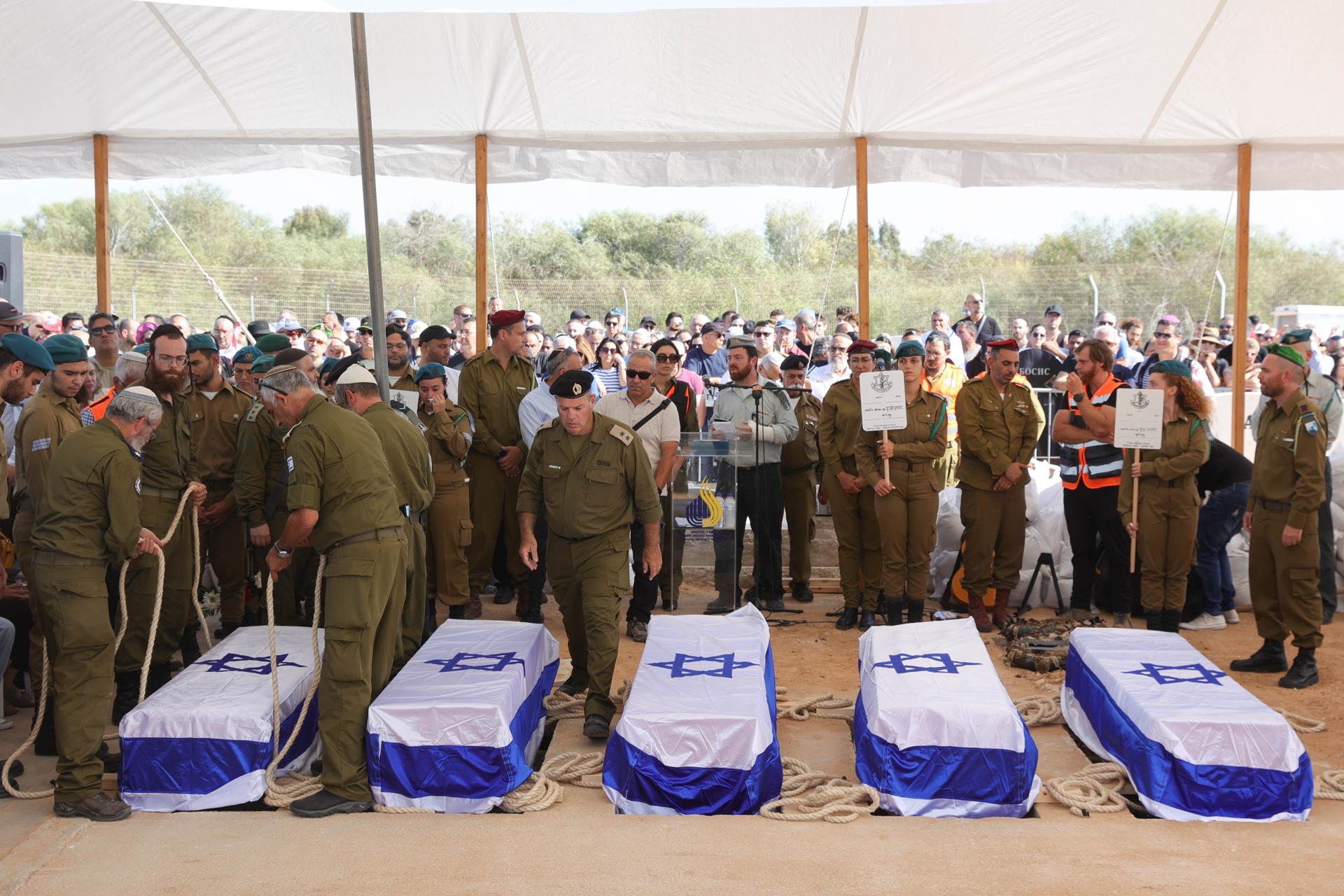 Caixões de cinco membros da família Kutz durante o funeral em Gan Yavne, Israel, 17 de outubro de 2023. Os cinco familiares: os pais Aviv e Livnat e seus três filhos Rotem, Yonatan e Iftach foram mortos em sua casa no Kibutz Kfar Aza durante o ataque terrorista do Hamas em 7 de outubro de 2023.