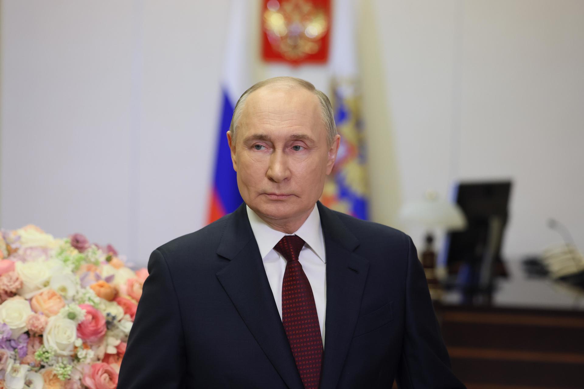 Vladimir Putin, mandatário da Rússia, em aparição para o Dia das Mulheres. Think tank americano acusa o Kremlin de fazer propaganda no Brasil.