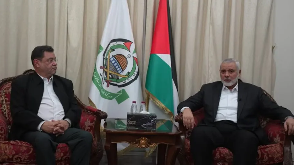 Rui Costa Pimenta (à esquerda) durante o encontro com o líder do braço político do Hamas, Ismail Haniyeh.