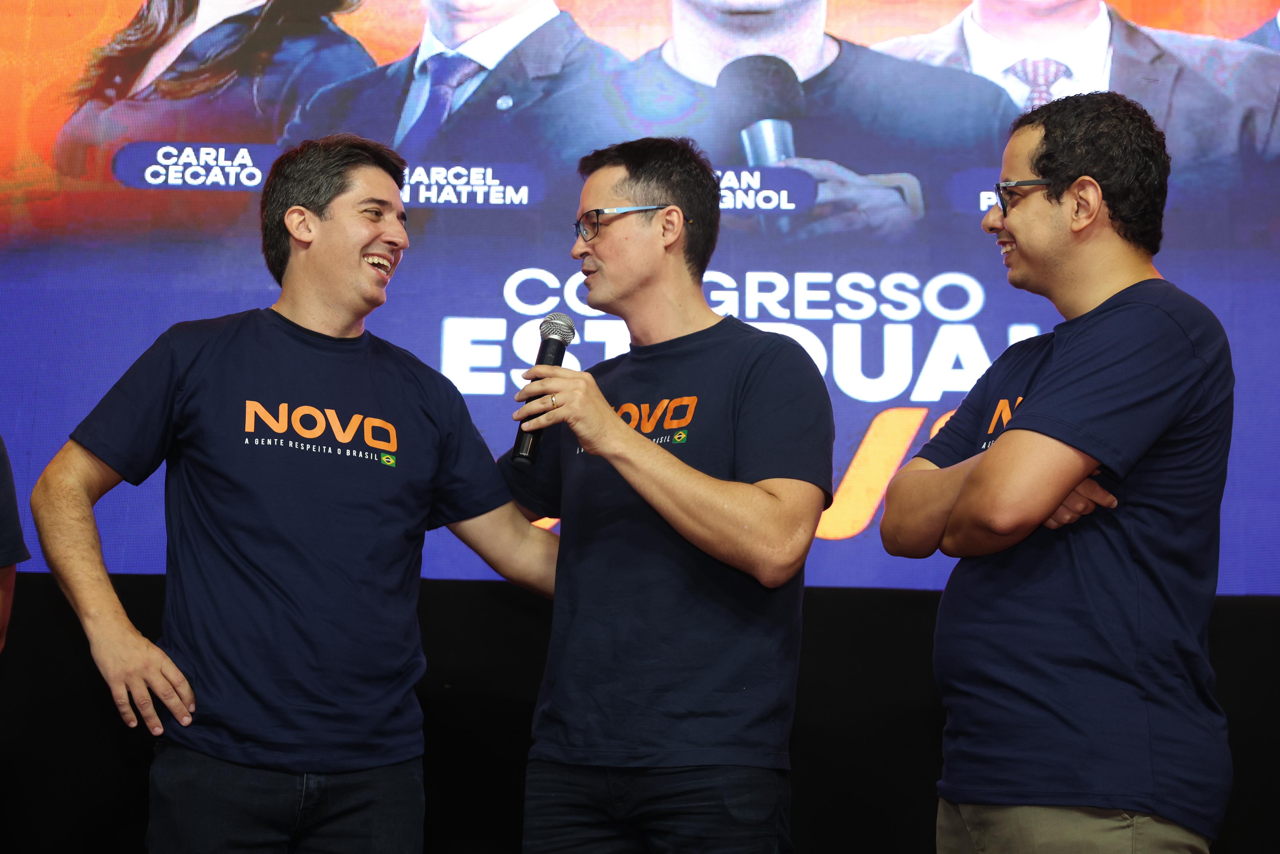 Deltan Dallagnol, embaixador nacional do Novo, parabeniza o recém-filiado, Valdemar Jorge, secretário de Desenvolvimento Sustentável do Paraná.