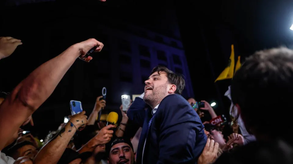 Ramiro Marra, atual presidente do Partido Libertario, é YouTuber financeiro e diretor do Bull Market Group, uma empresa fintech pertencente à sua família. Foi eleito vereador da cidade de Buenos Aires, em 2021