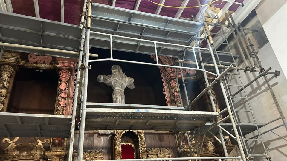 Restauração do altar em madeira da Igreja da Ordem, em Curitiba. 