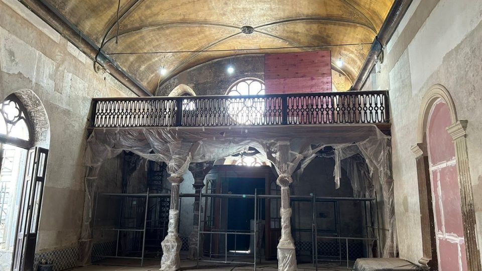 Profissionais têm trabalhado com cuidado para o restauro do forro do templo 