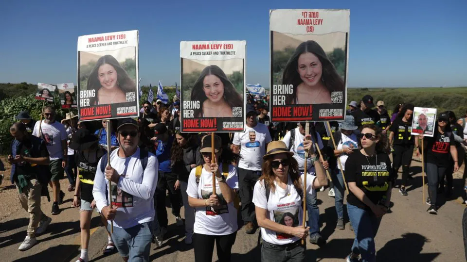 Famílias de reféns detidas pelo Hamas em Gaza participam de uma marcha, perto da cidade de Kiryat Gat, sul de Israel, no dia 29 de fevereiro de 2024.