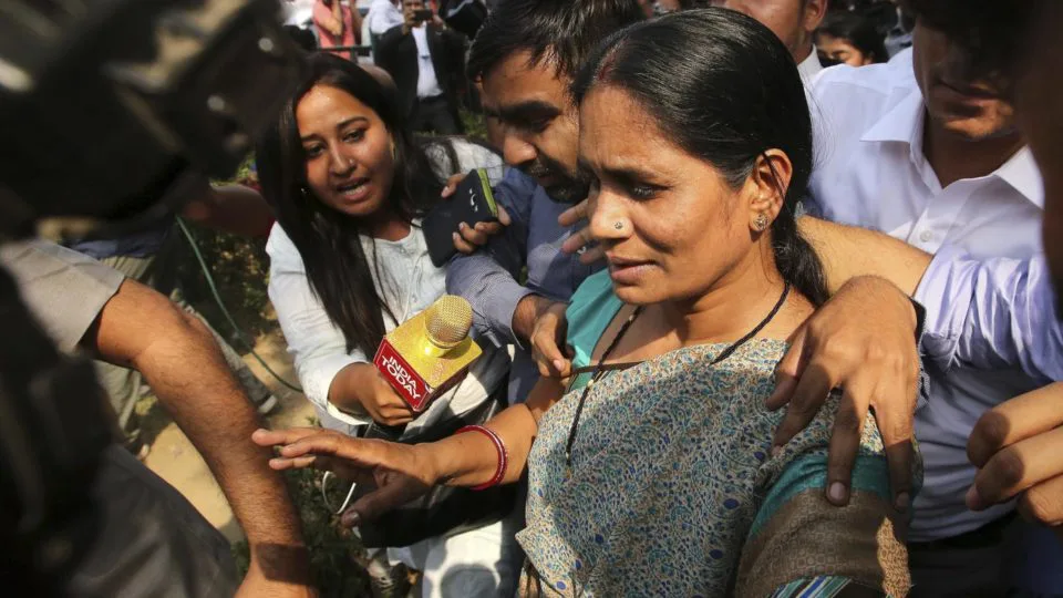 A mãe da jovem Jyoti Singh, que morreu após ser estuprada em 2012, deixa a Suprema Corte após ouvir a decisão do tribunal em Nova Déli (Índia), em maio de 2017. O Supremo Tribunal da Índia manteve a pena de morte para quatro dos acusados que participaram no estupro Singh em 2012, num caso que chocou o país e levou a uma legislação mais dura.