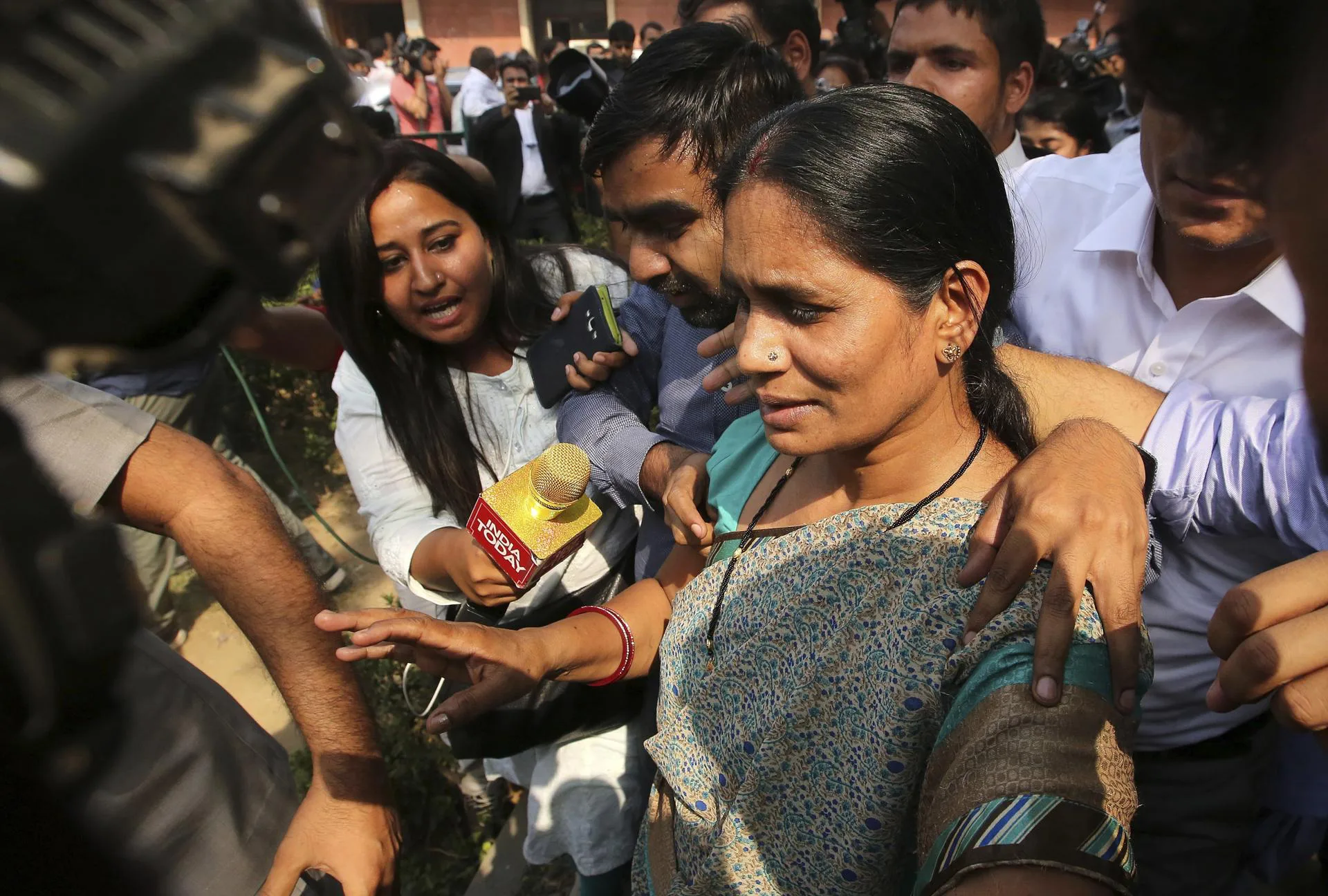 A mãe da jovem Jyoti Singh, que morreu após ser estuprada em 2012, deixa a Suprema Corte após ouvir a decisão do tribunal em Nova Déli (Índia), em maio de 2017. O Supremo Tribunal da Índia manteve a pena de morte para quatro dos acusados que participaram no estupro Singh em 2012, num caso que chocou o país e levou a uma legislação mais dura.