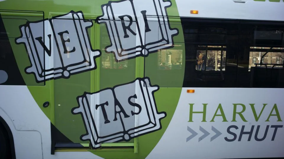 O slogan da Universidade de Harvard, 'Veritas', é exposto na lateral de um ônibus elétrico no campus da universidade m Cambridge, Massachusetts, EUA, 3 de janeiro de 2024.