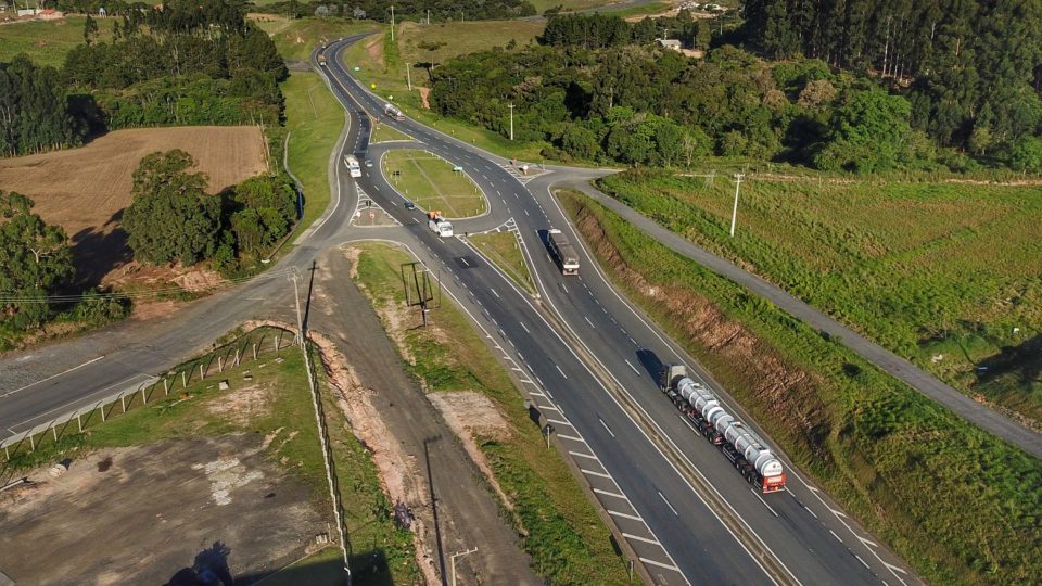 A cobrança do pedágio nas estradas do Paraná retornará no próximo sábado (23)