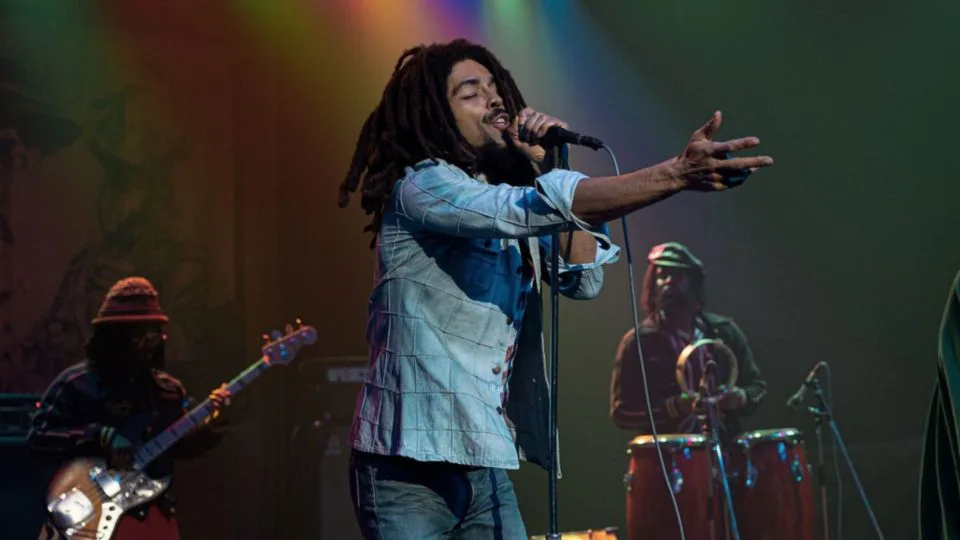 Kingsley Ben-Adir em cena de Bob Marley One Love