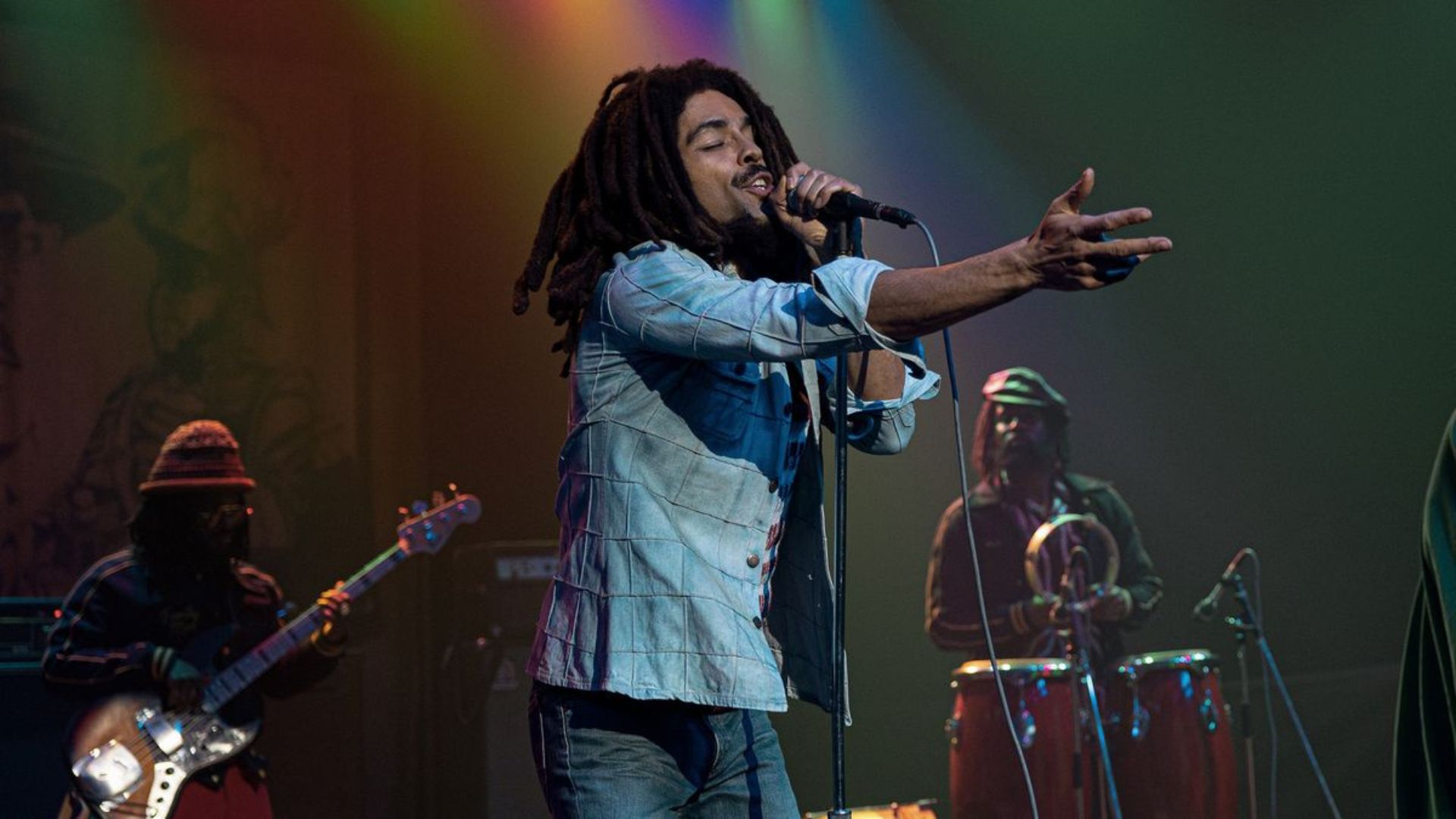 Kingsley Ben-Adir em cena de &#8220;Bob Marley: One Love&#8221;