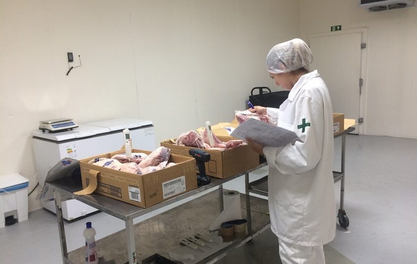 Responsáveis pela fiscalização sanitária de produtos de origem animal e vegetal que entram e saem do país, além da inspeção em frigoríficos e laticínios, os auditores fiscais agropecuários deixaram de fazer horas extras e reduziram o tempo de trabalho em fins de semana.