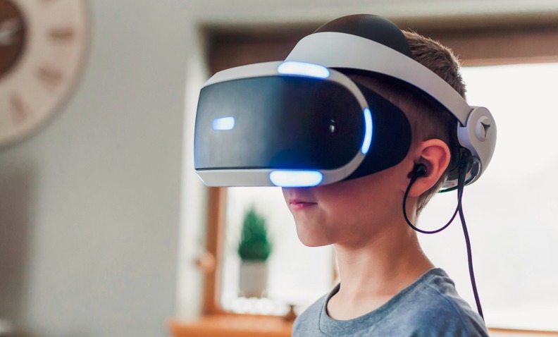 Criados em frente a telas, os alphas preferem atividades interativas e recorrem com naturalidade aos assistentes virtuais e à inteligência artificial.