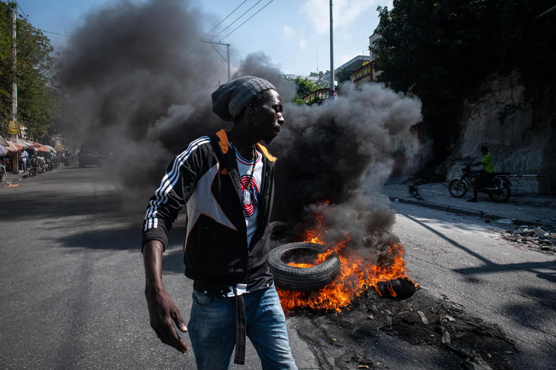 Manifestantes ateiam fogo a pneus durante protesto nesta terça-feira (12) em Porto Príncipe (Haiti).
