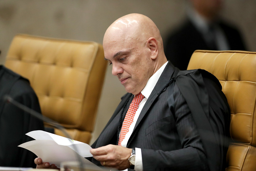 Moraes estabeleceu uma série de medidas cautelares aos oficiais, como uso de tornozeleira eletrônica.