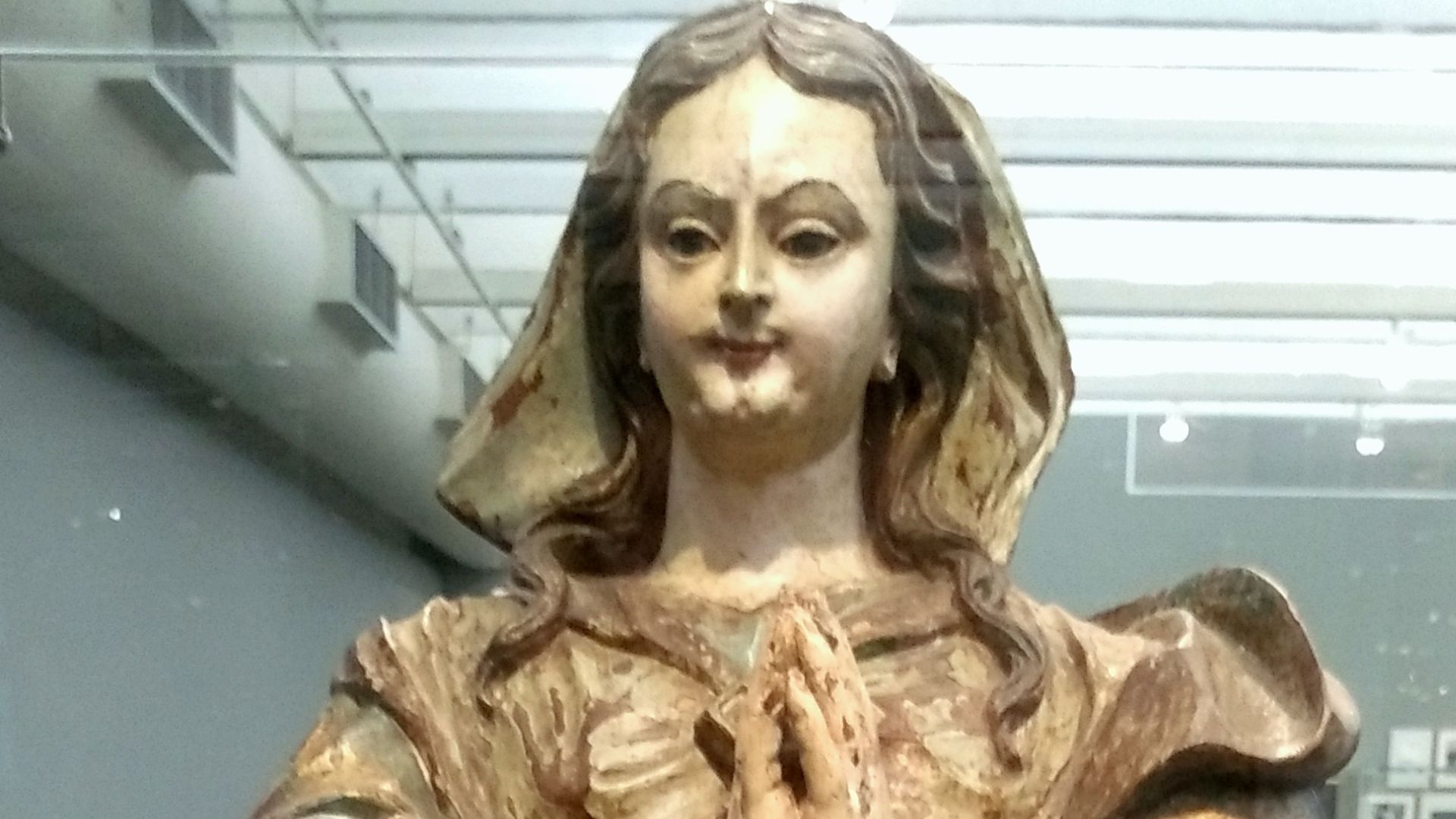 O roubo dessa imagem de Nossa Senhora da Conceição, esculpida por Aleijadinho, é o mote do romance &#8220;A Madona de Cedro&#8221;, de Antônio Callado. Leiam!