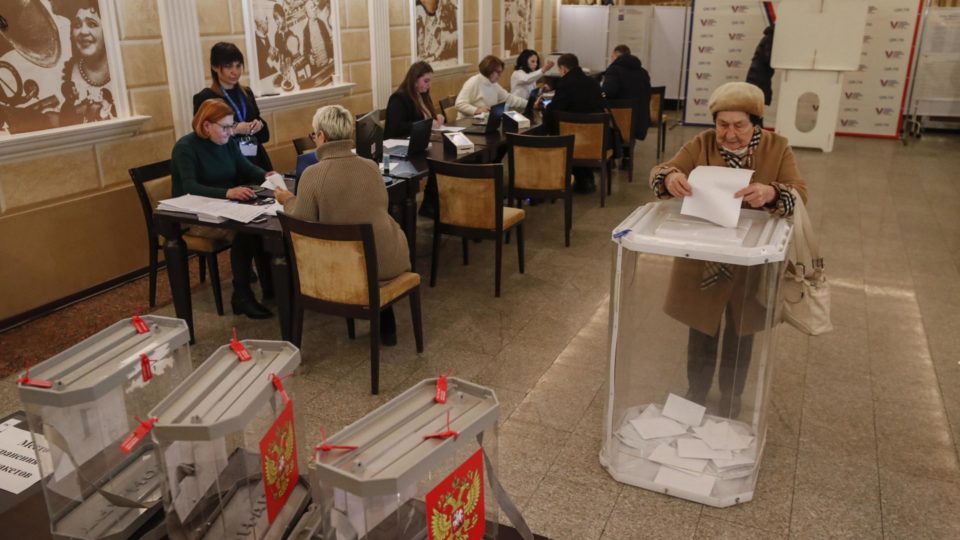 Cidadã russa vota para presidente em Moscou