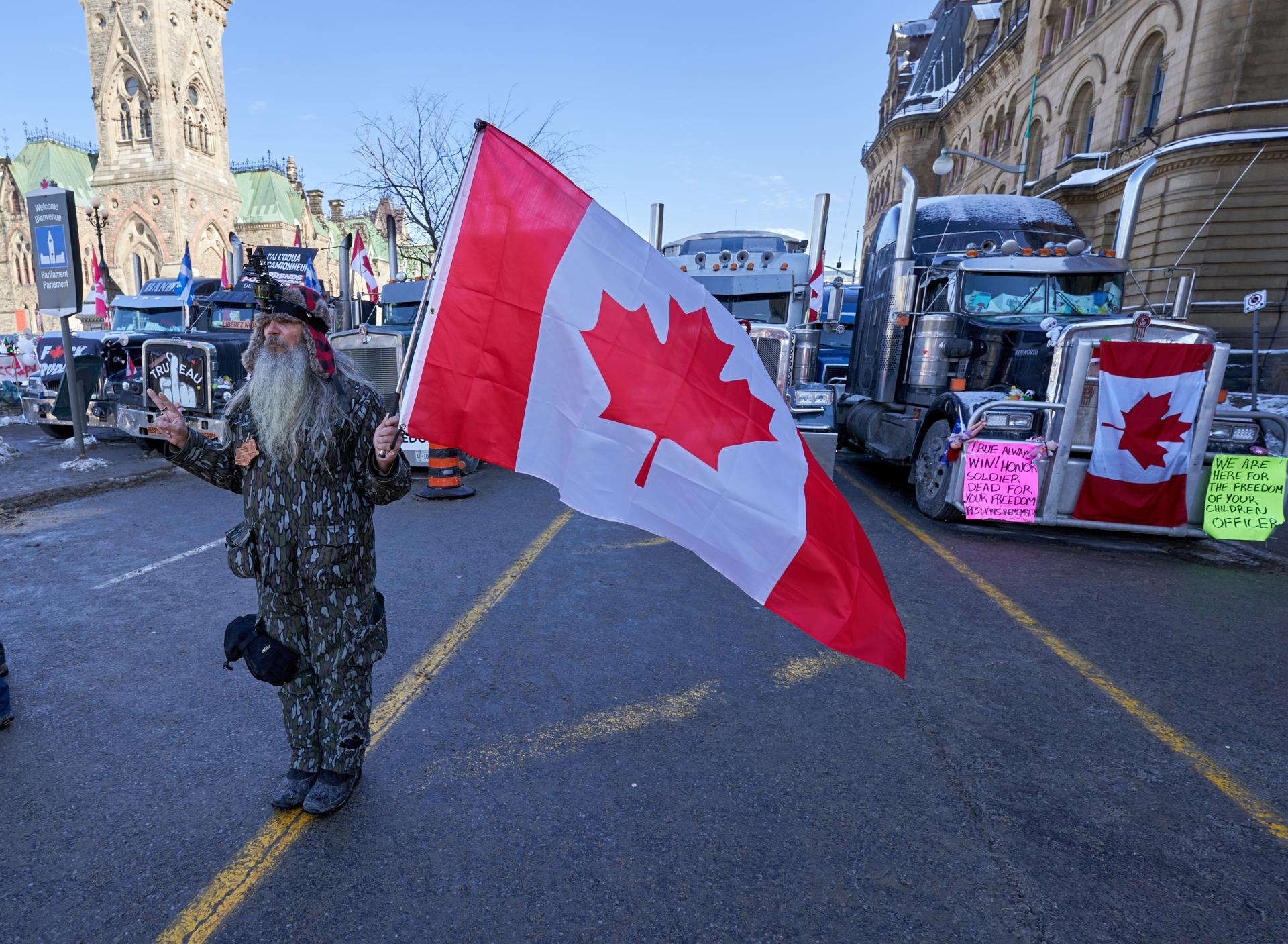 Caminhoneiros protestam contra restrições impostas pelo governo de Justin Trudeau durante a pandemia de Covid-19, em Ottawa, no dia 07 de fevereiro de 2022