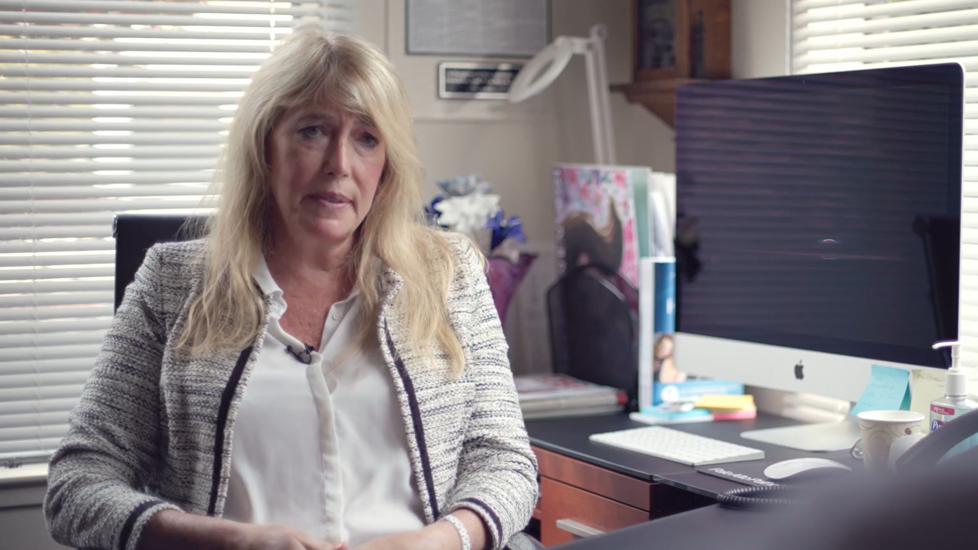 Marci Bowers, cirurgiã de 66 anos, já fez mais de 2000 cirurgias de mudança genital de sexo, inclusive em menores de idade, além de cirurgias de reconstrução para mulheres africanas que sofreram mutilação genital.